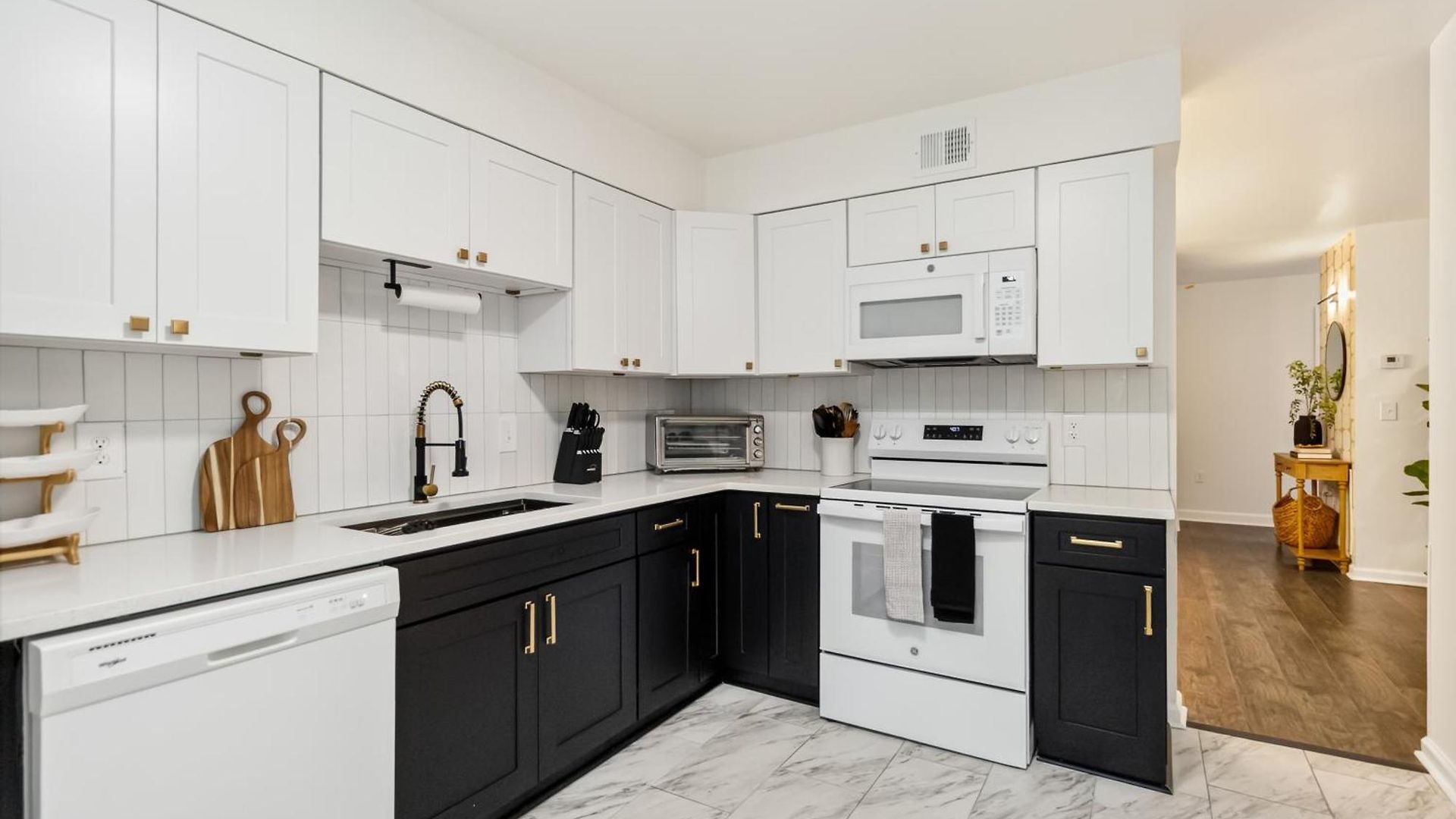 Apartment Stylish With 2 King Beds And Private Patio *