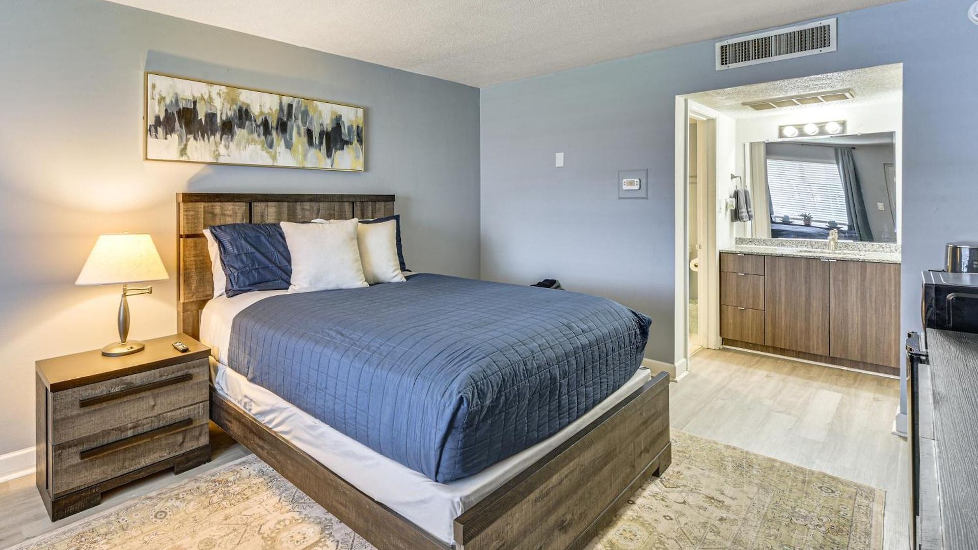 Apartment Work & Play! Near Uptown, Hospitals, Sports Charlotte
