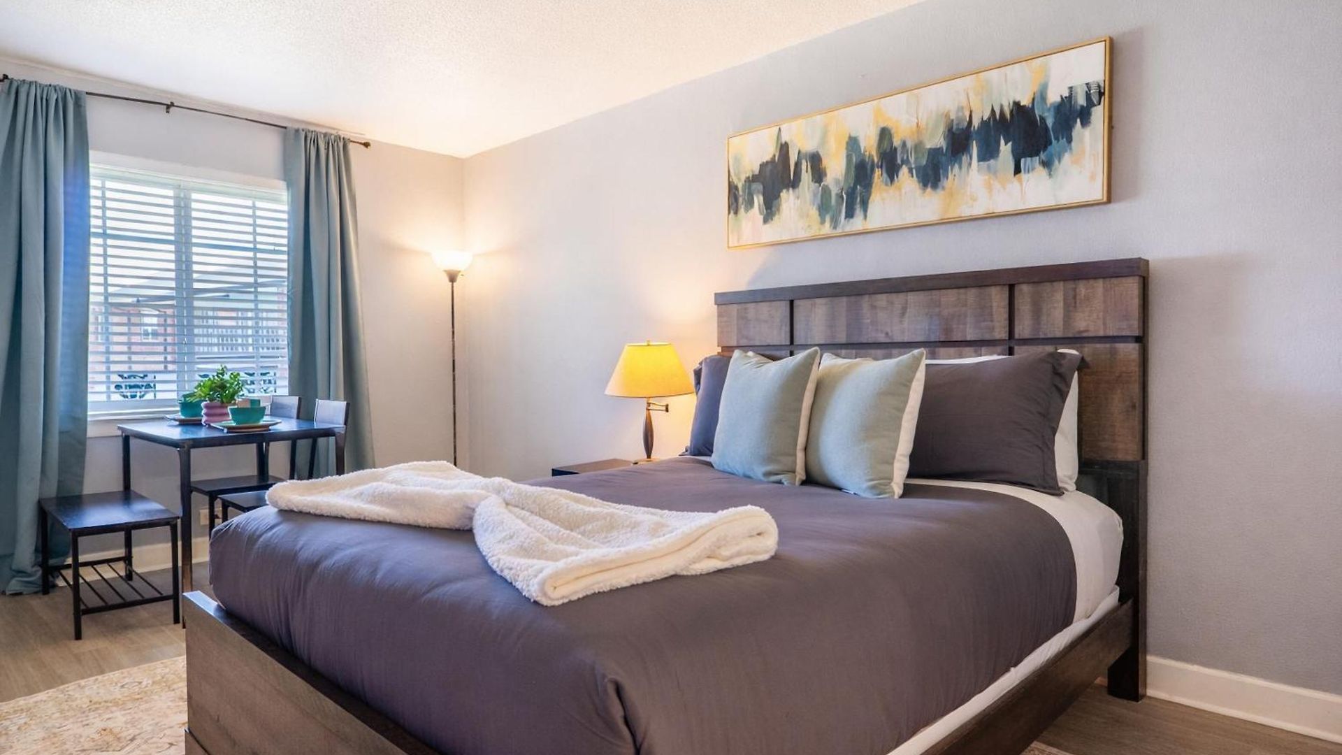 Work & Play! Near Uptown, Hospitals, Sports Apartment
