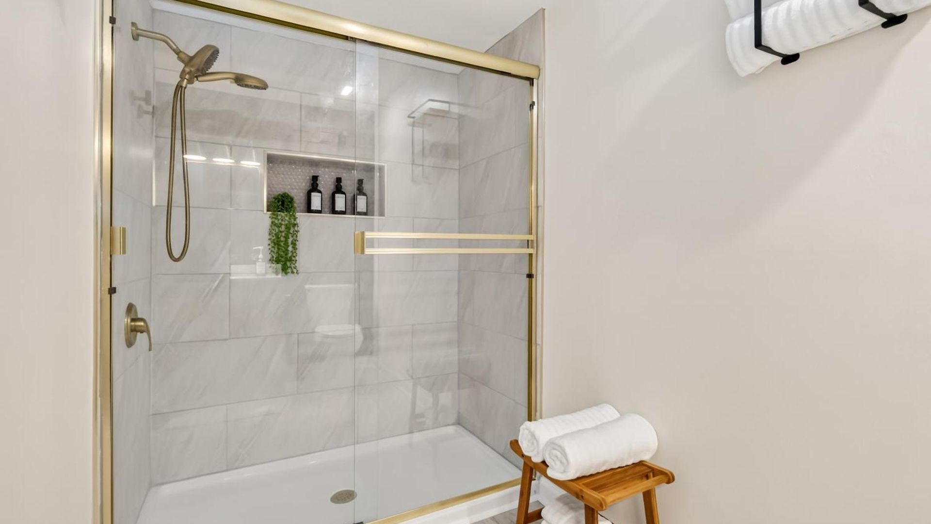 Stylish With 2 King Beds And Private Patio * Charlotte