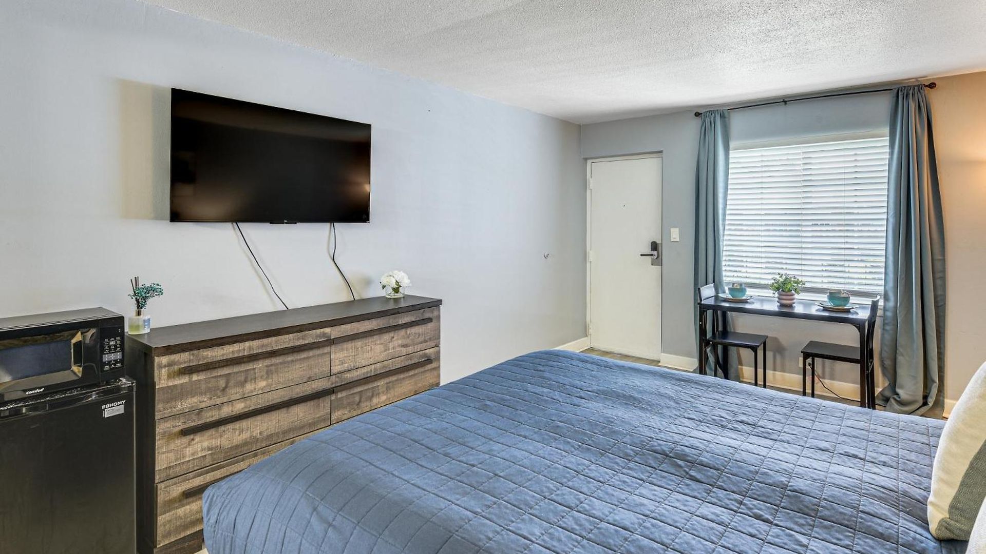 Work & Play! Near Uptown, Hospitals, Sports *