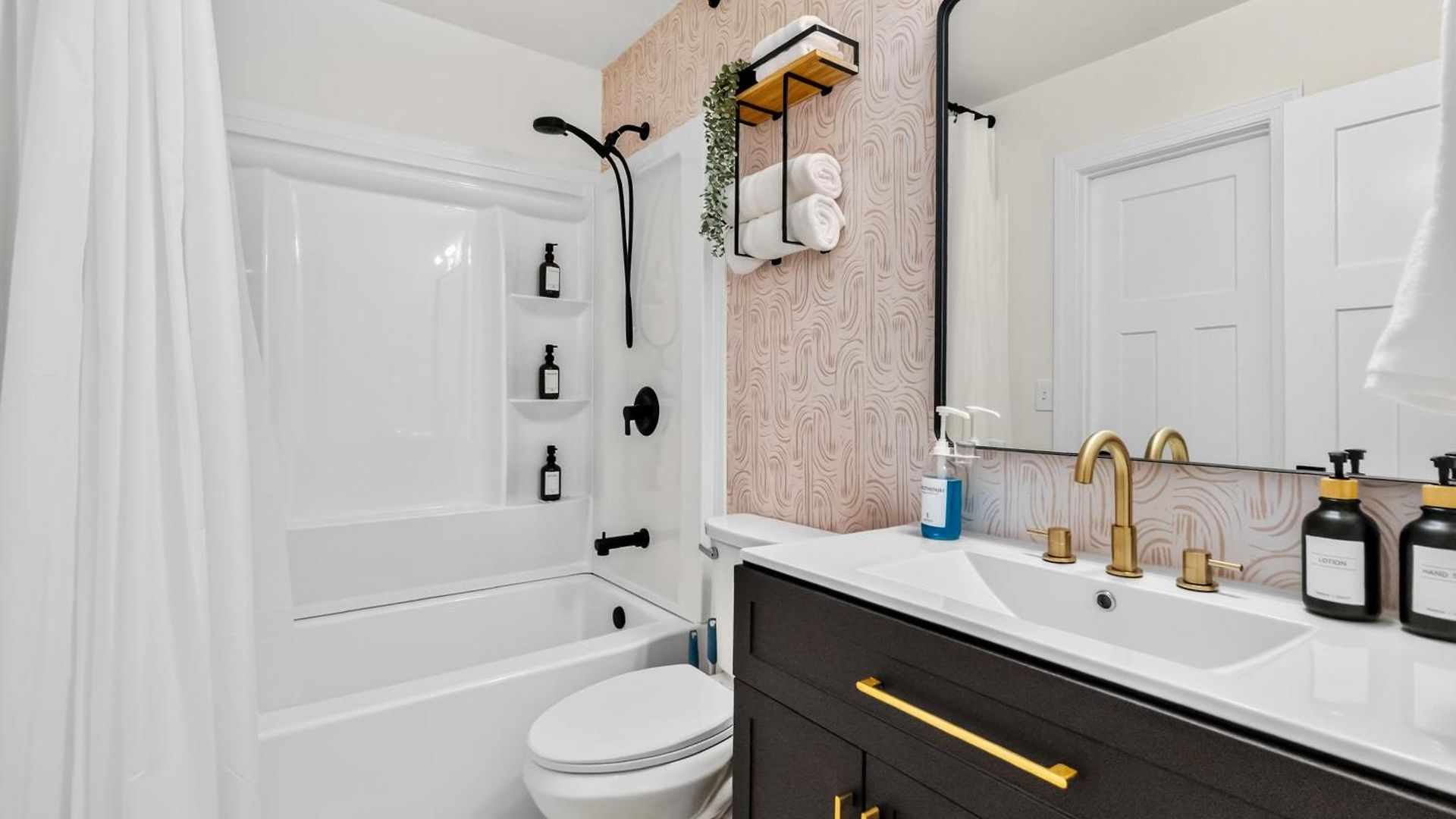 Apartment Stylish With 2 King Beds And Private Patio *