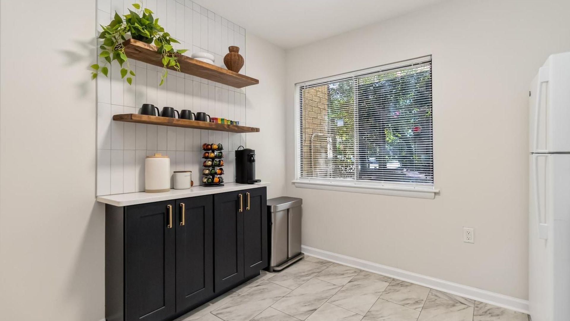 Stylish With 2 King Beds And Private Patio Apartment *