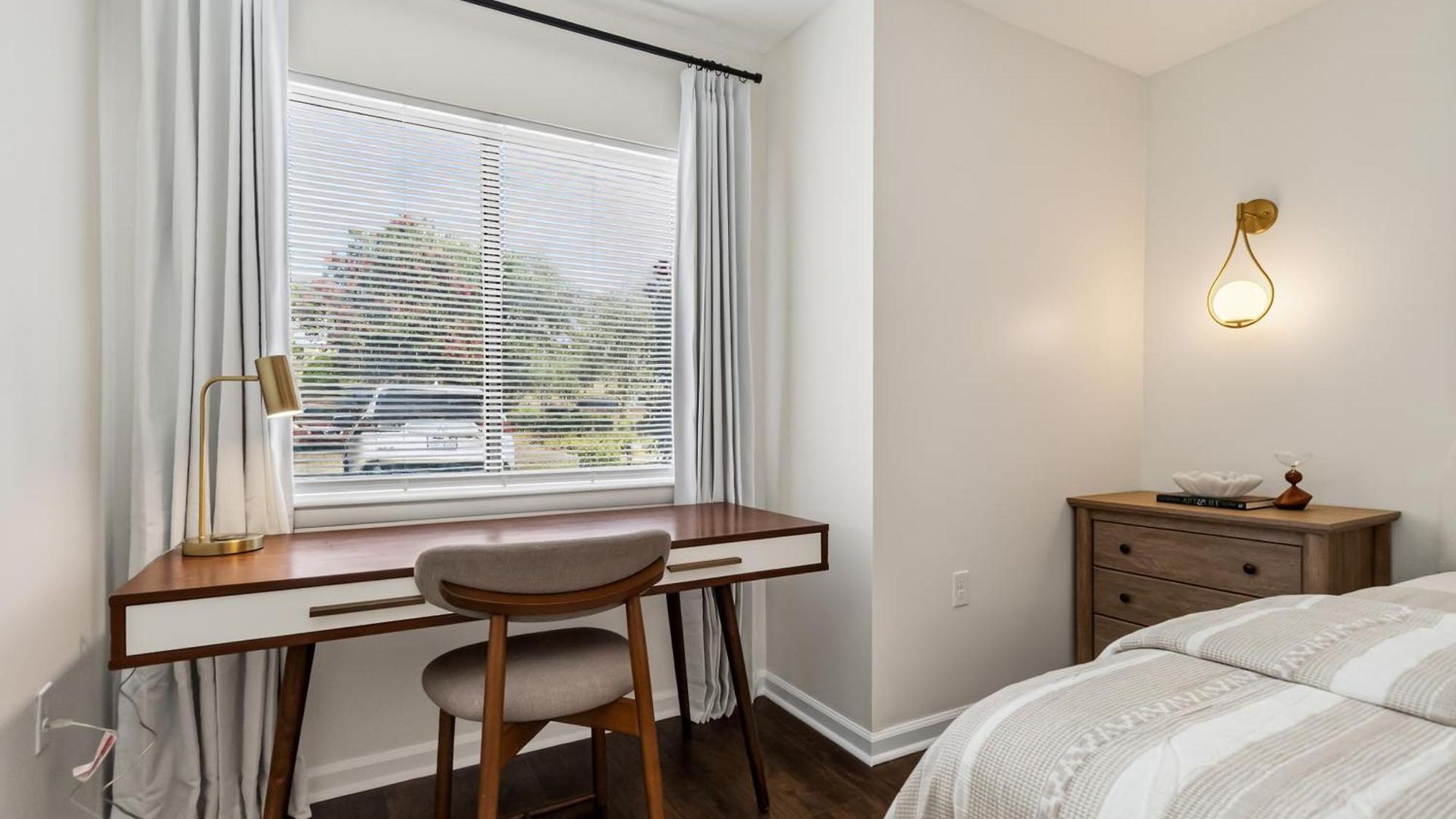 Stylish With 2 King Beds And Private Patio Apartment *