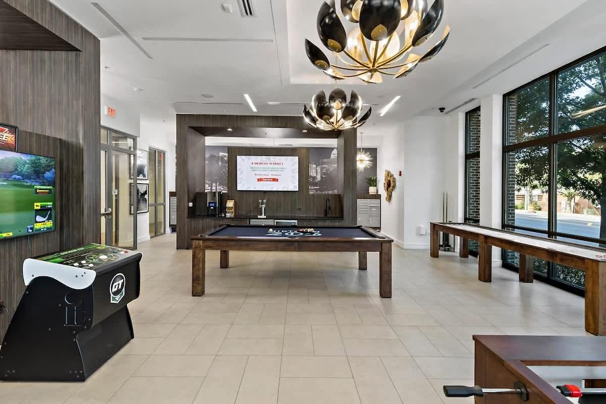 Apartment Near Dt Cpcc Lynx With Pool Gym Wd Parking