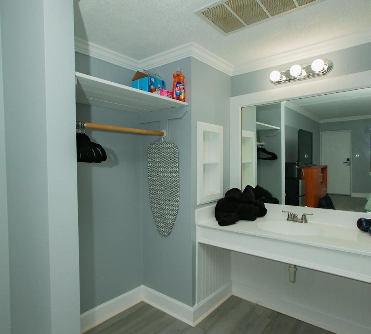 Amazing 4 Nearby Massive Medical Complexes! Apartment