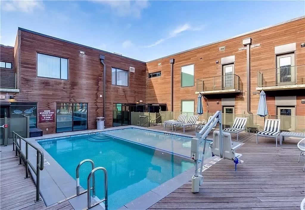 Prime East Downtown W Pool Gym Laundry Apartment *