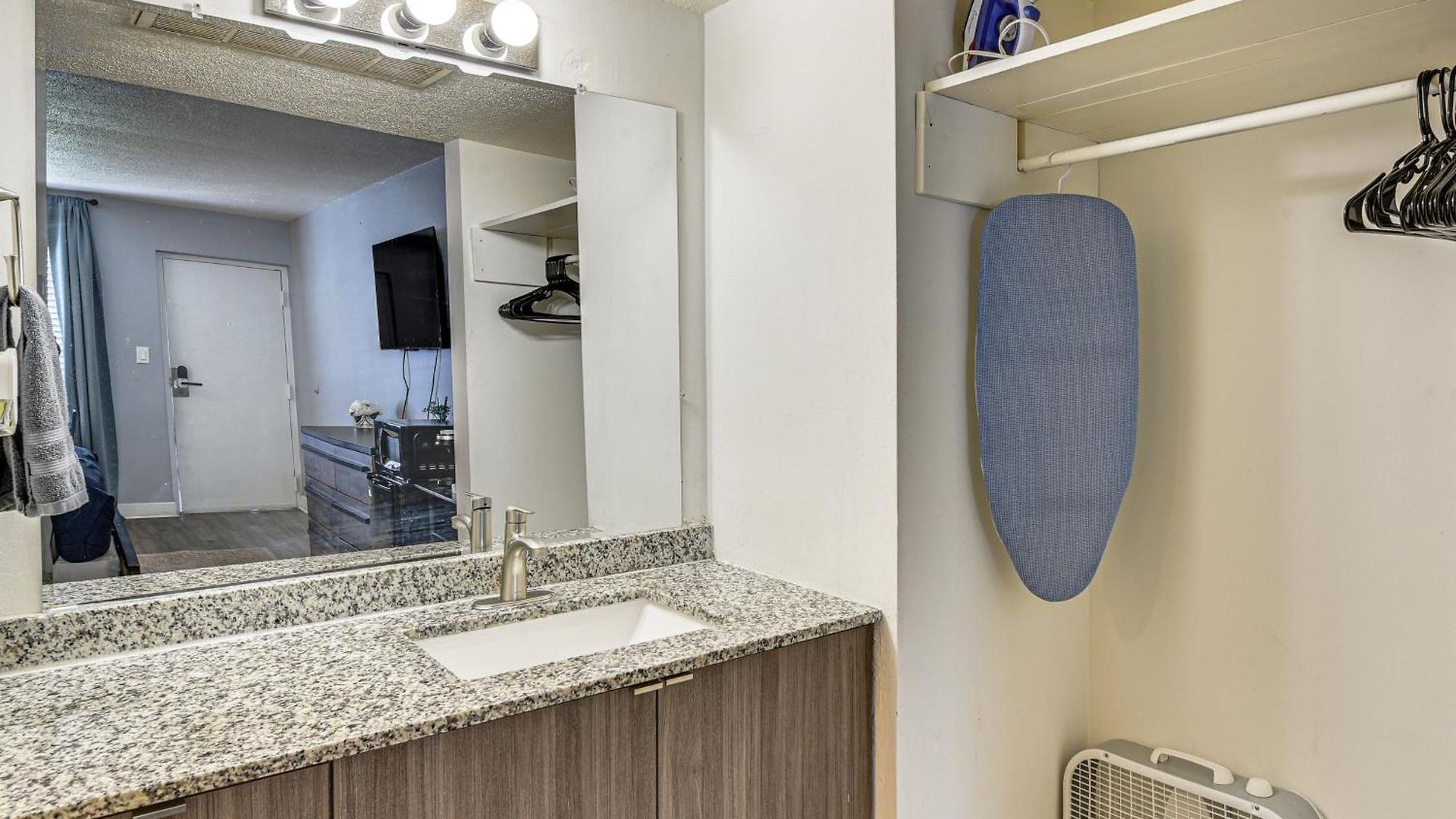 Work & Play! Near Uptown, Hospitals, Sports Apartment *