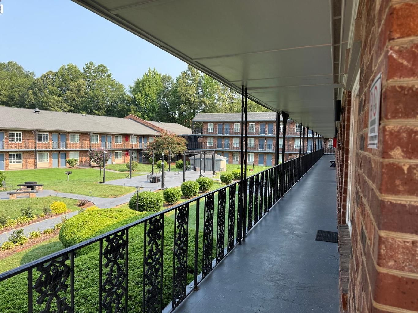 Mins To Atrium Health & Spectrum Arena Apartment
