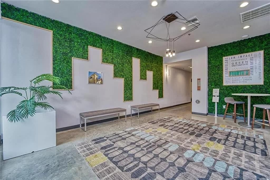 Prime East Downtown W Pool Gym Laundry Apartment *