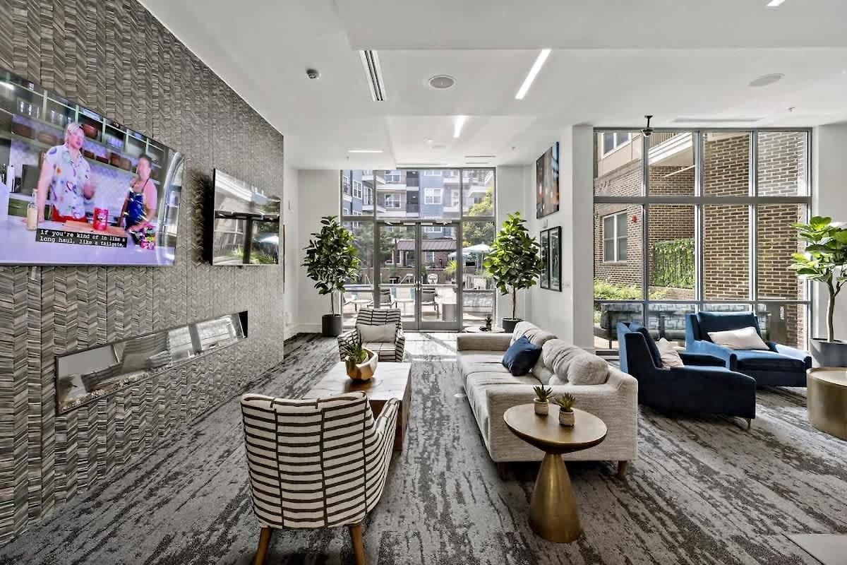 Near Dt Cpcc Lynx With Pool Gym Wd Parking Apartment