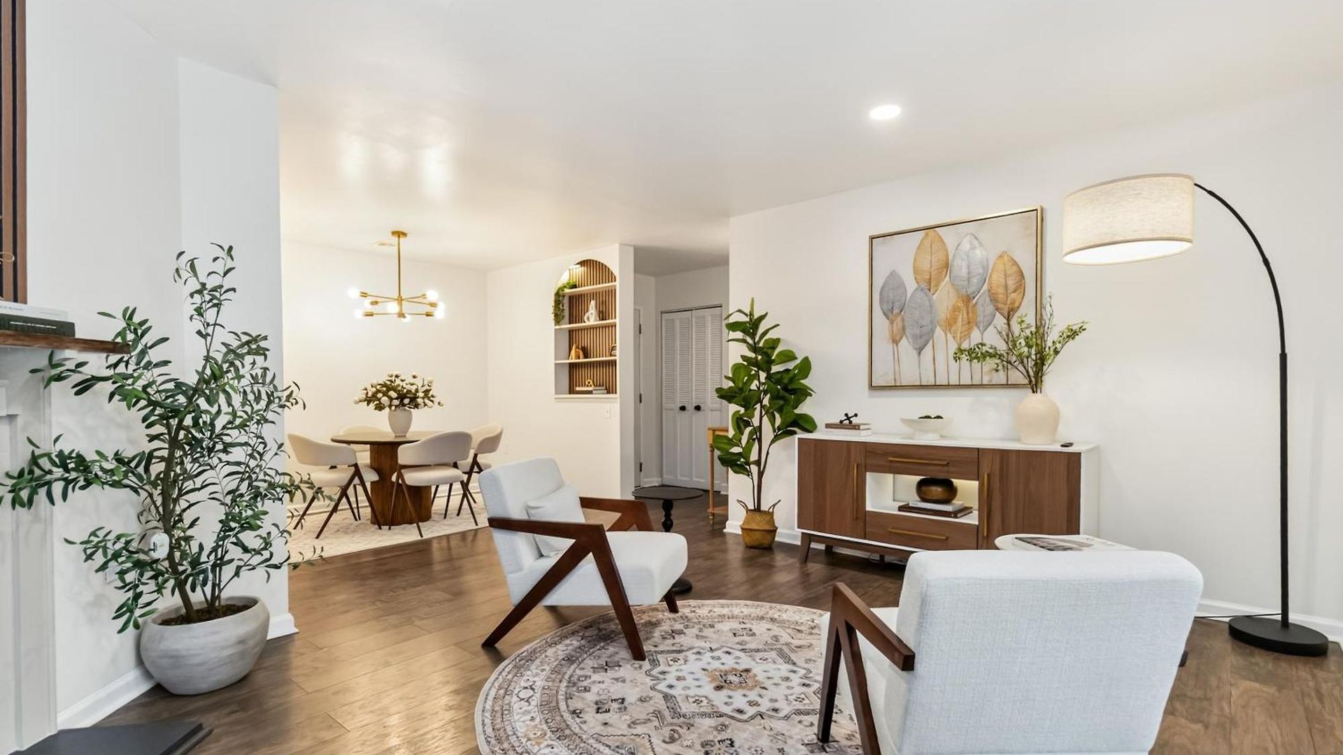Stylish With 2 King Beds And Private Patio Apartment *