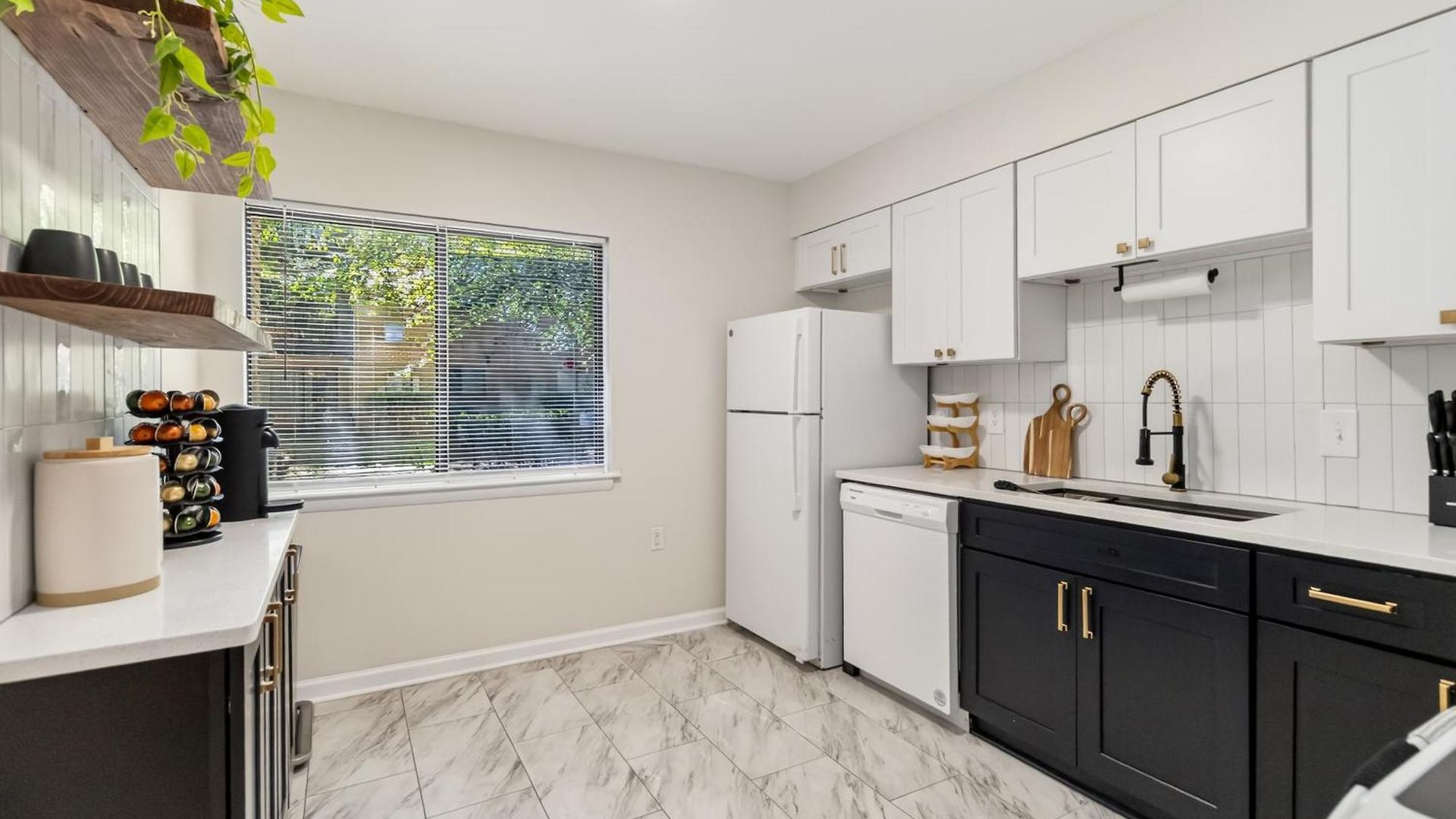 Stylish With 2 King Beds And Private Patio Charlotte