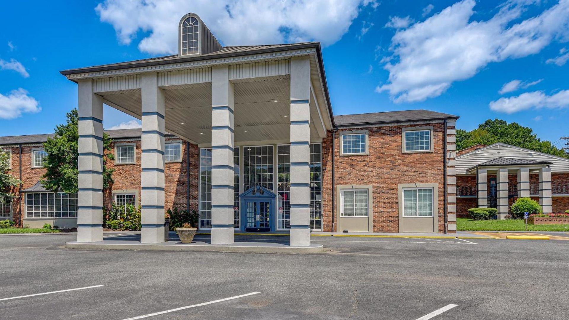 Work & Play! Near Uptown, Hospitals, Sports Apartment