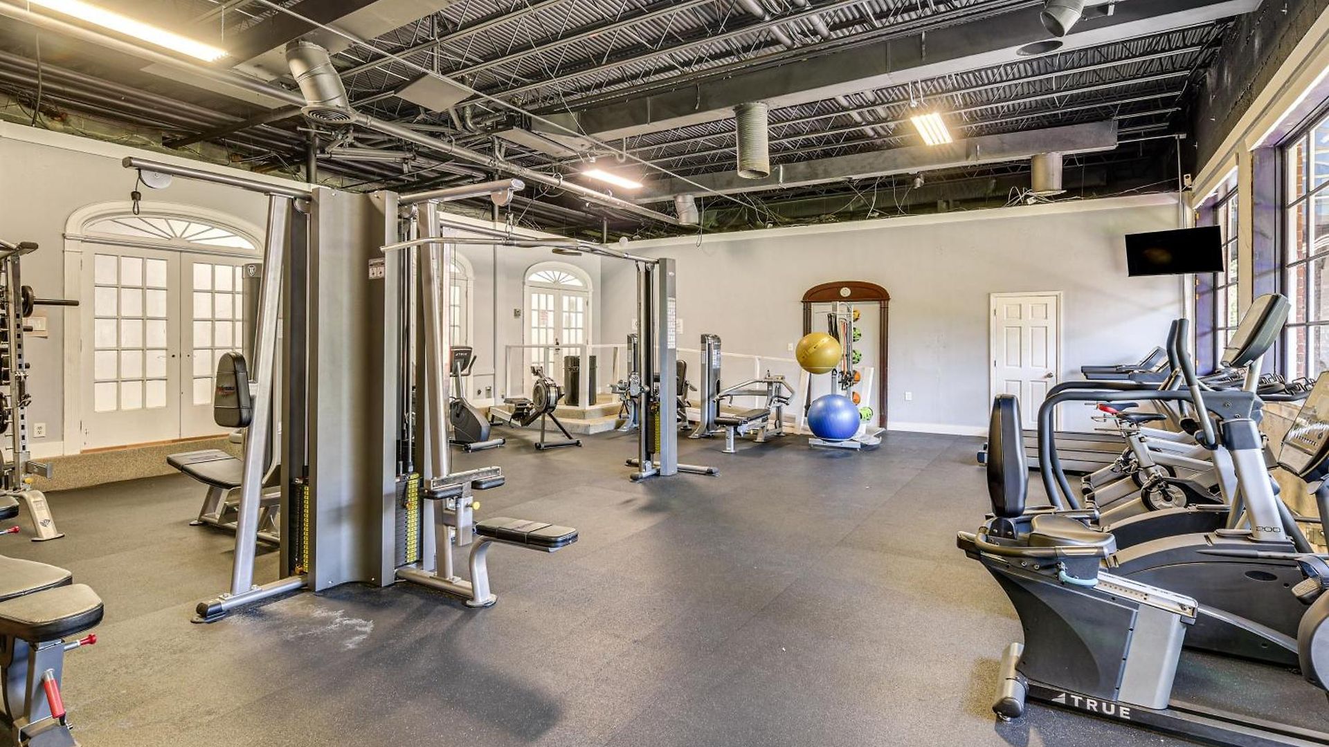 Apartment Work & Play! Near Uptown, Hospitals, Sports *