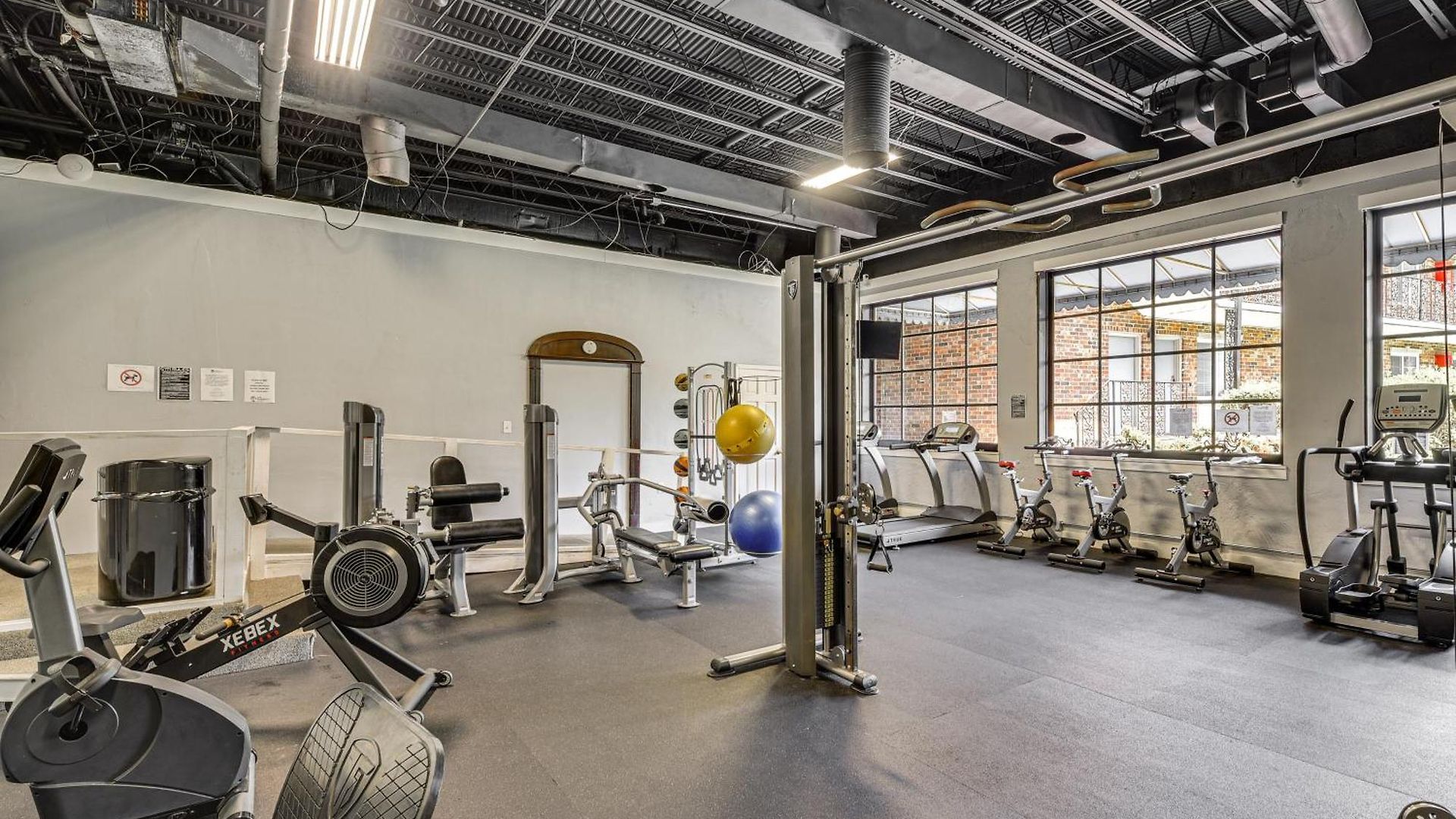 Apartment Work & Play! Near Uptown, Hospitals, Sports