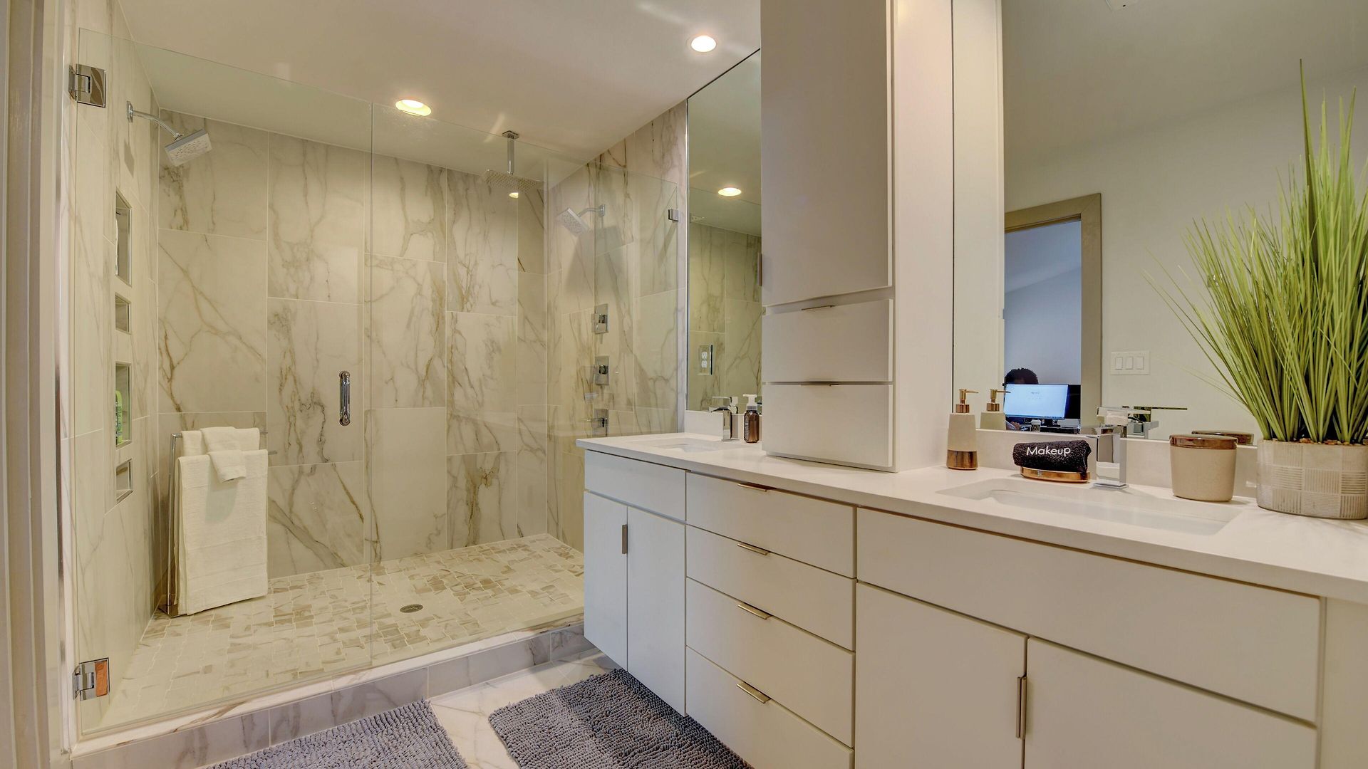 Holiday home Modern With Yard 3 Mi To Uptown Charlotte!