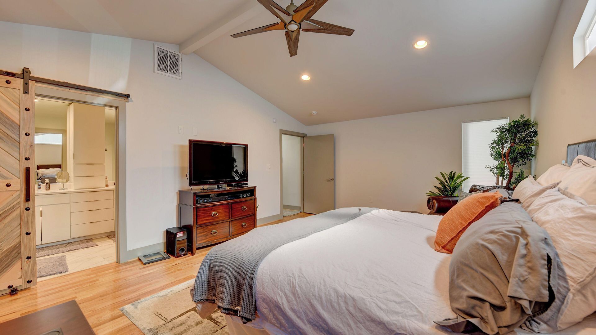 Holiday home Modern With Yard 3 Mi To Uptown Charlotte! *