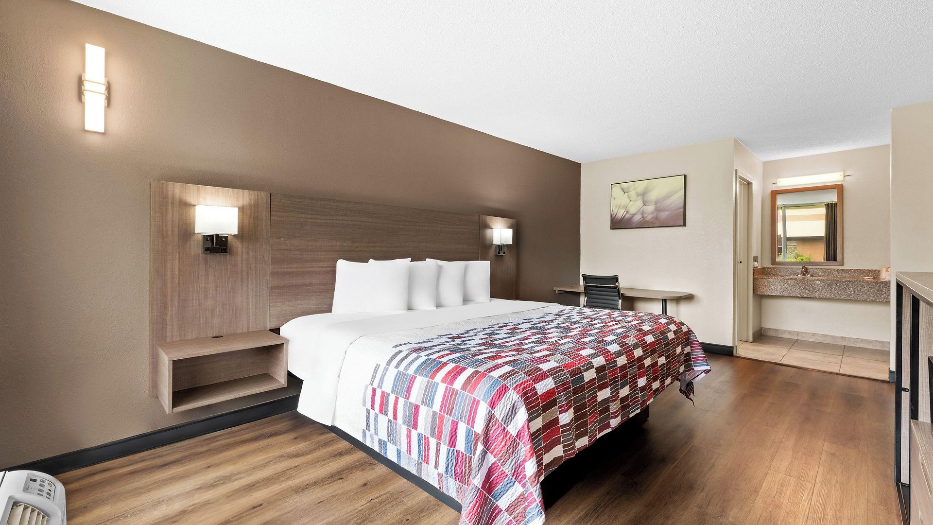 Red Roof - Airport Motel 2*