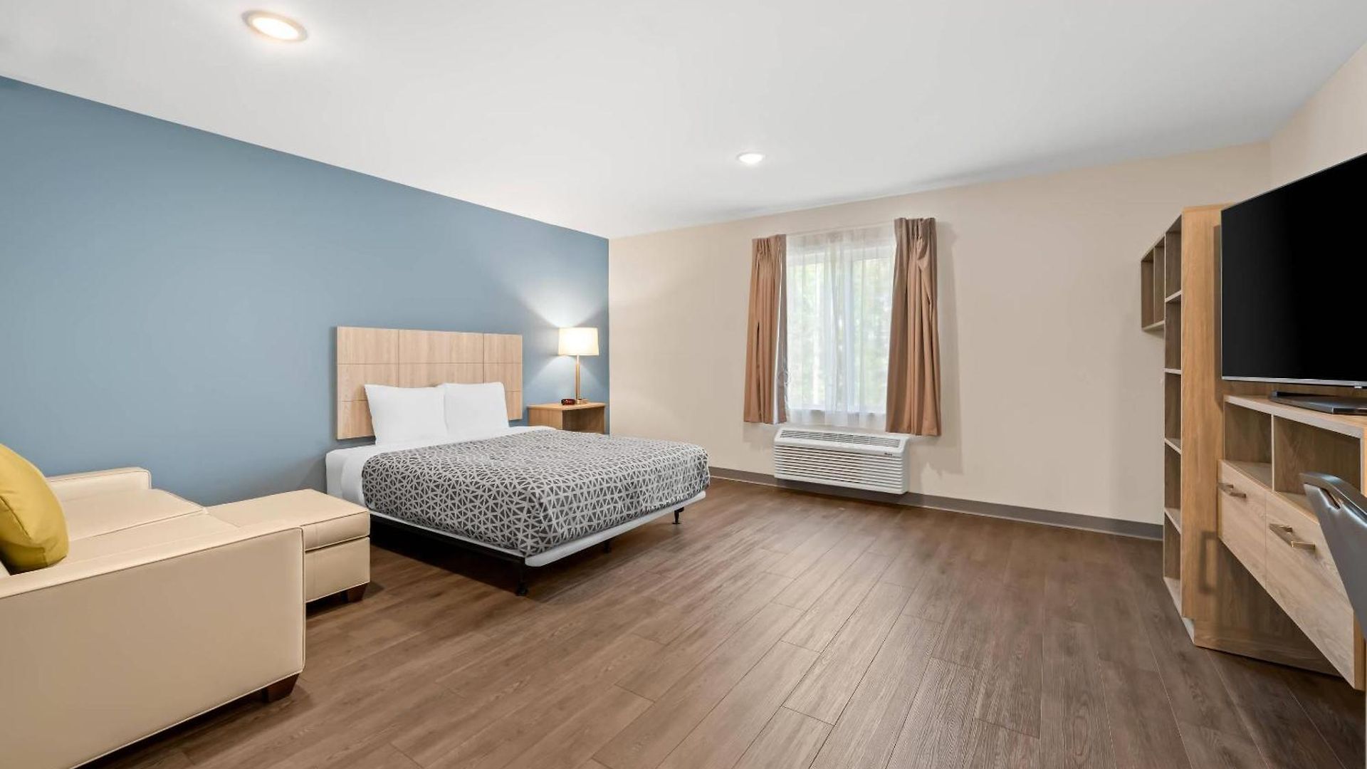 Hotel Woodspring Airport 3*