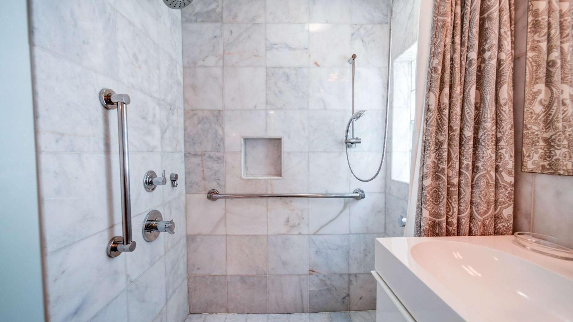 Spacious Conveniently Located 1br In Myers Park