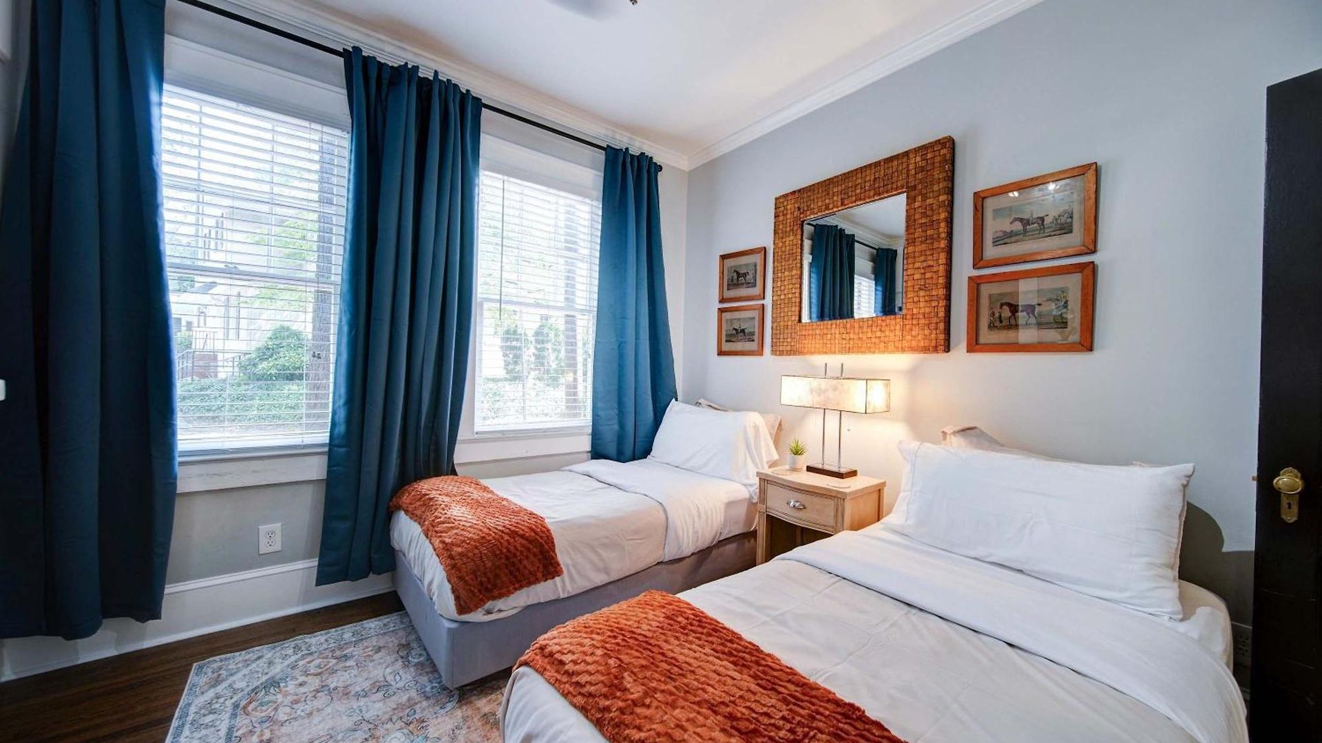 Stylish Myers Park 2 Bedroom With Screened Porch