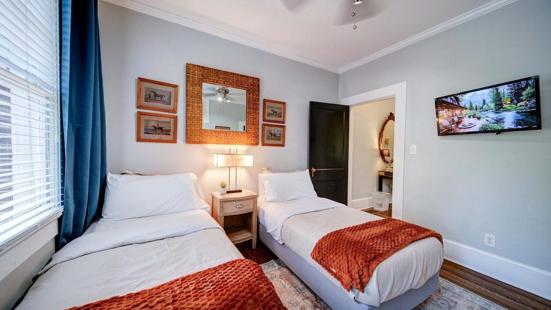 Stylish Myers Park 2 Bedroom With Screened Porch
