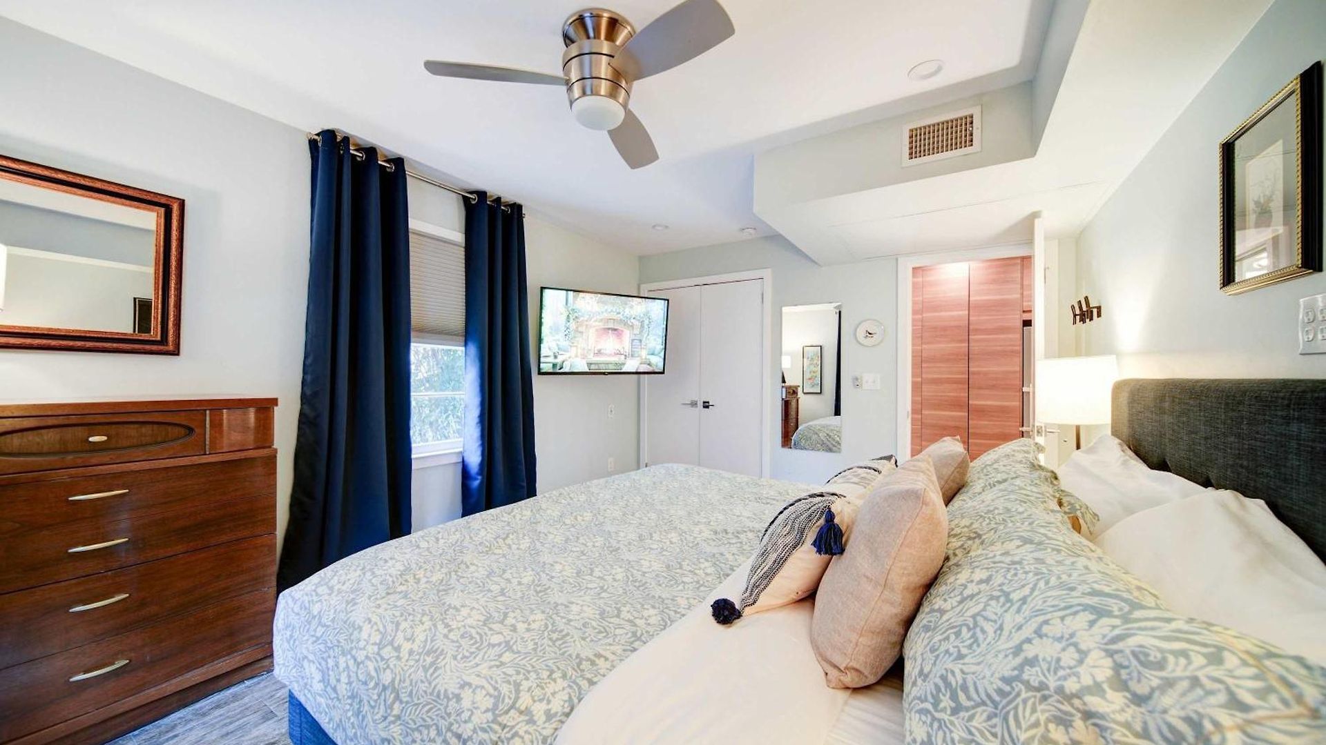Experience Myers Park In Style Holiday home