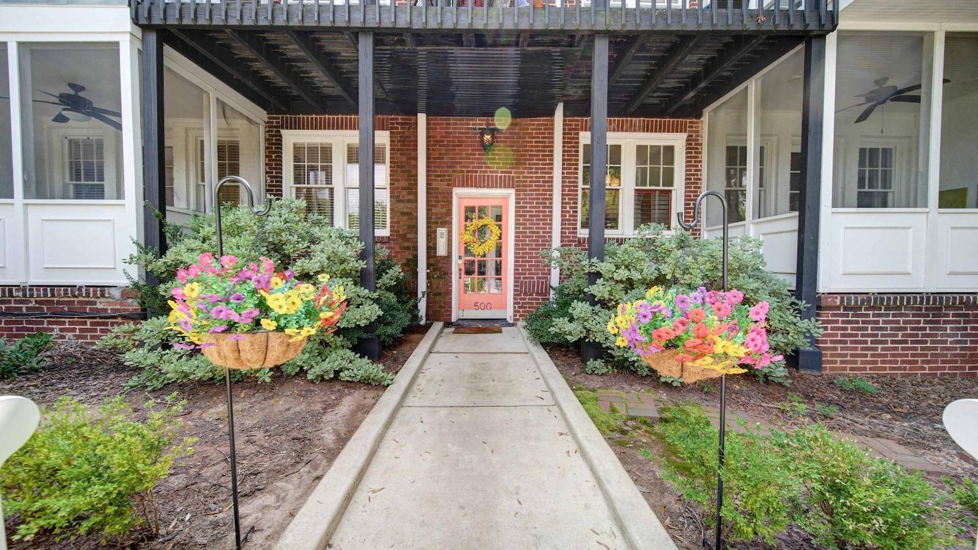 Stylish Myers Park 2 Bedroom With Screened Porch *