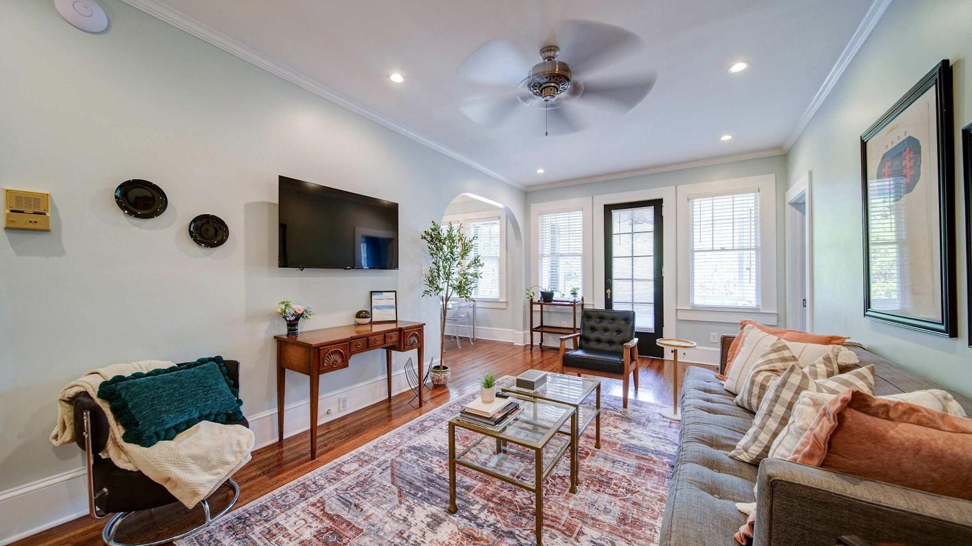 Stylish Myers Park 2 Bedroom With Screened Porch