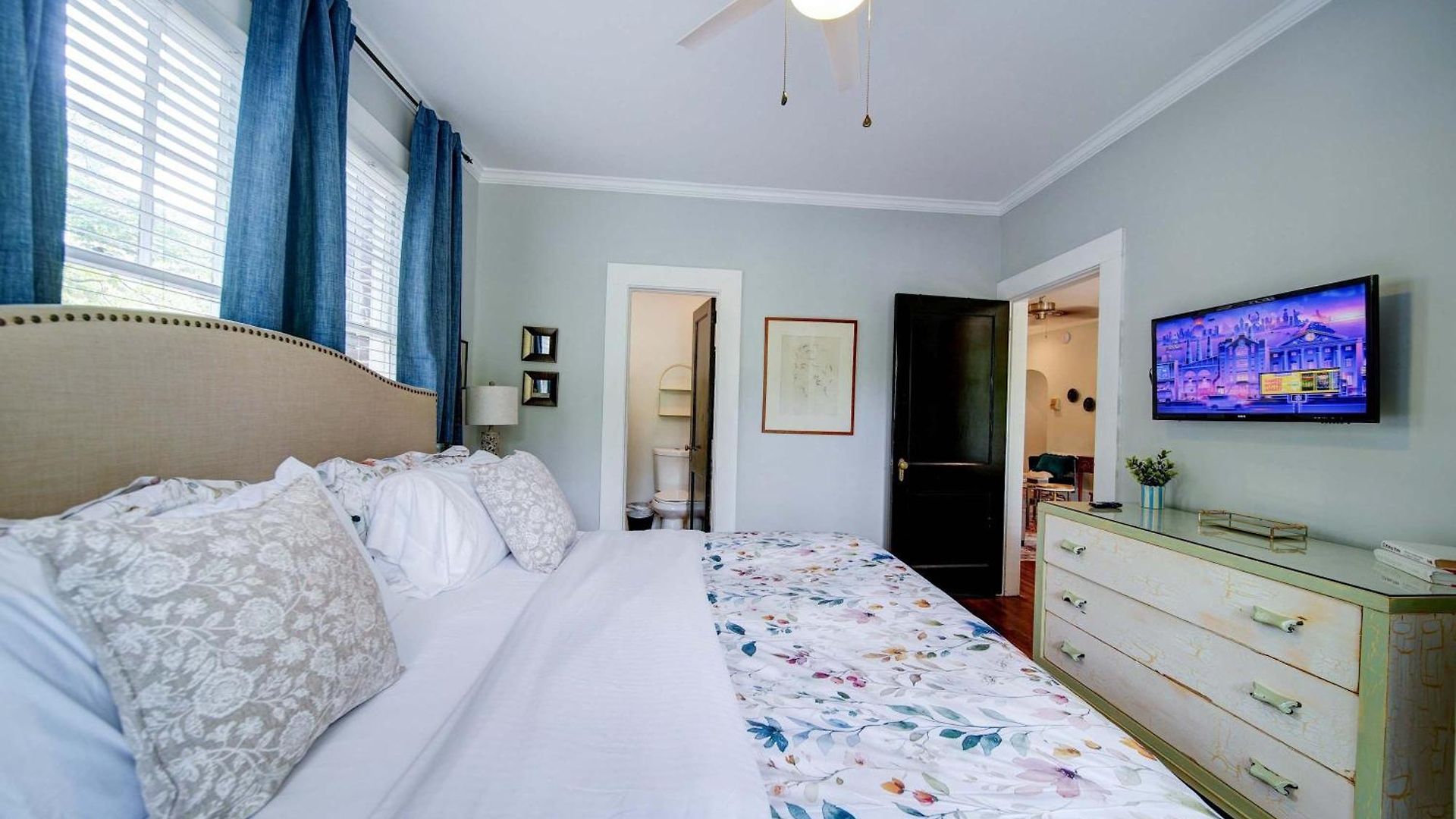 Stylish Myers Park 2 Bedroom With Screened Porch