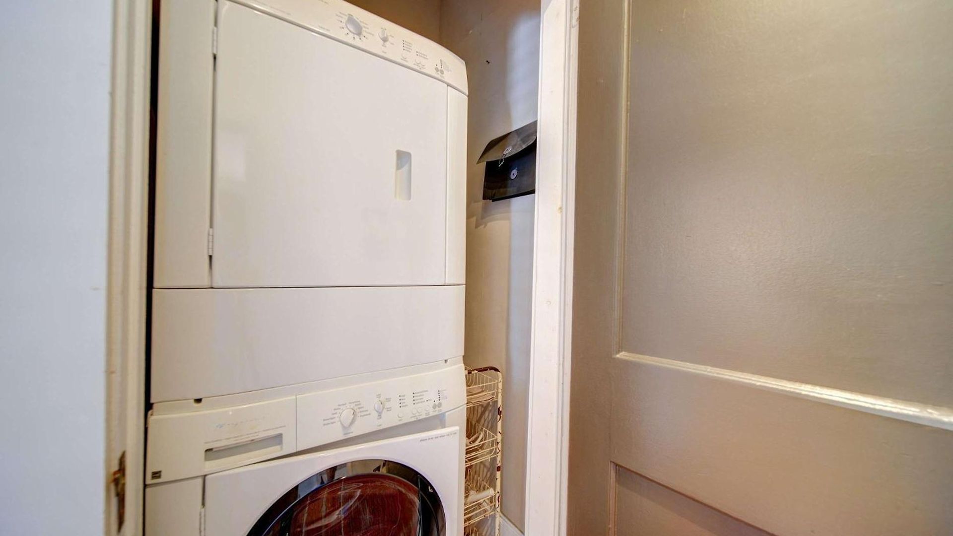 Bright And Restful 2br Near Uptown With Balcony Holiday home