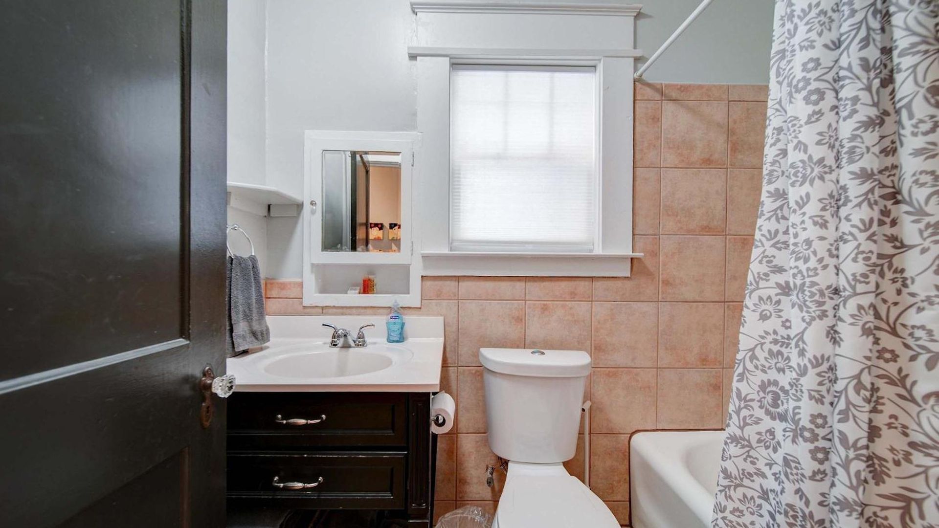 Bright And Restful 2br Near Uptown With Balcony