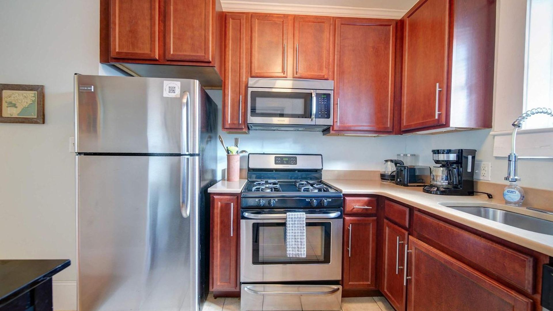 Bright And Restful 2br Near Uptown With Balcony *