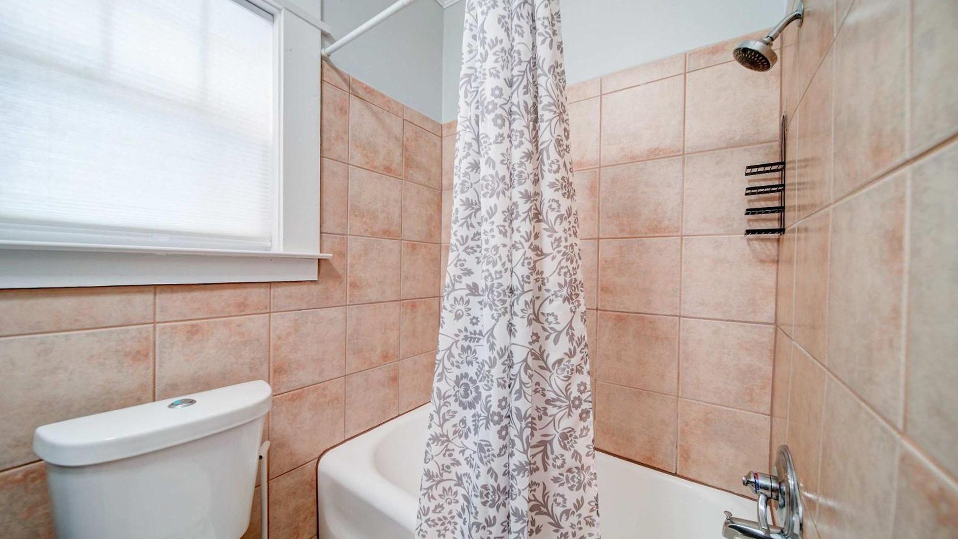 Bright And Restful 2br Near Uptown With Balcony
