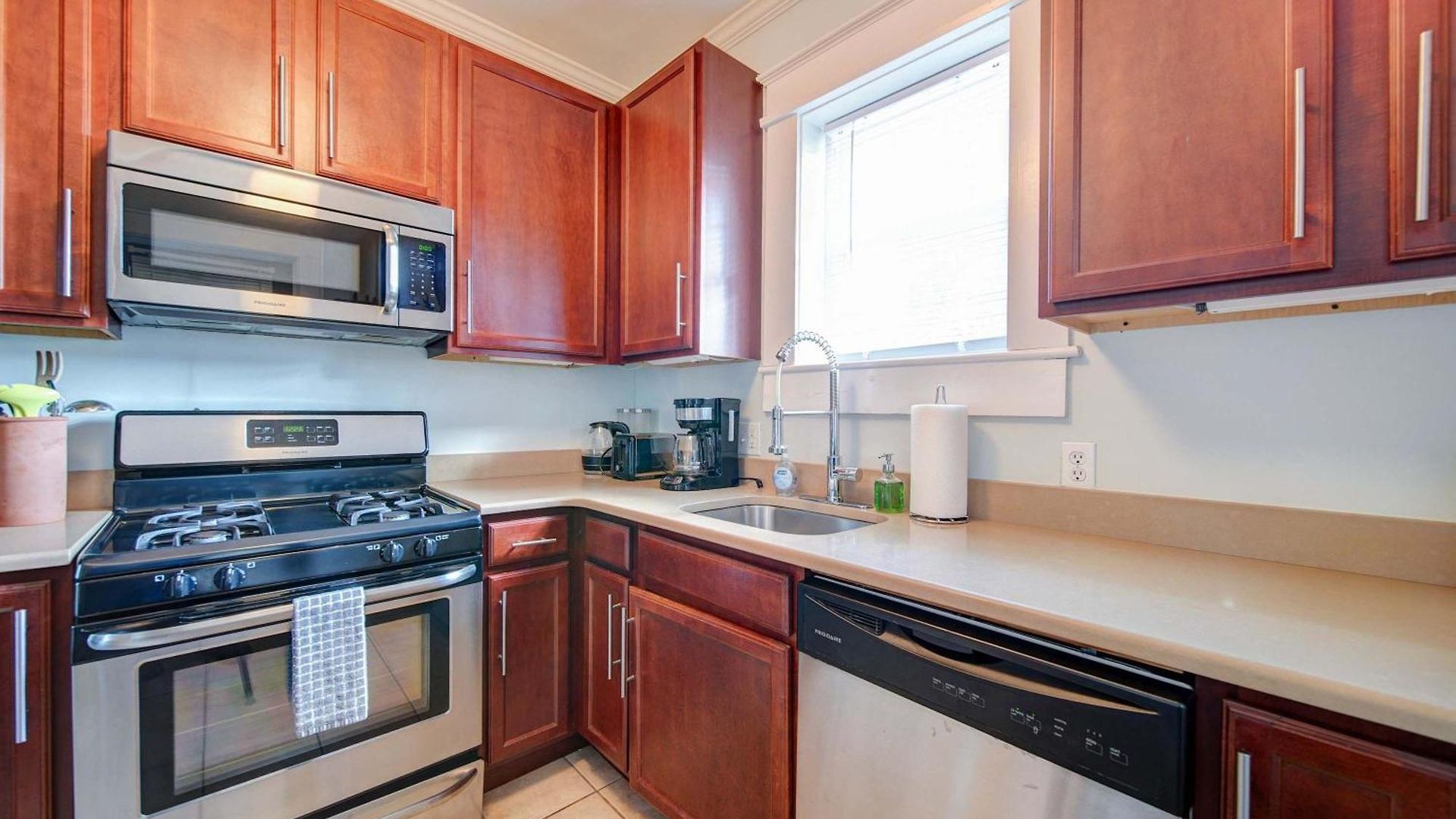 Holiday home Bright And Restful 2br Near Uptown With Balcony