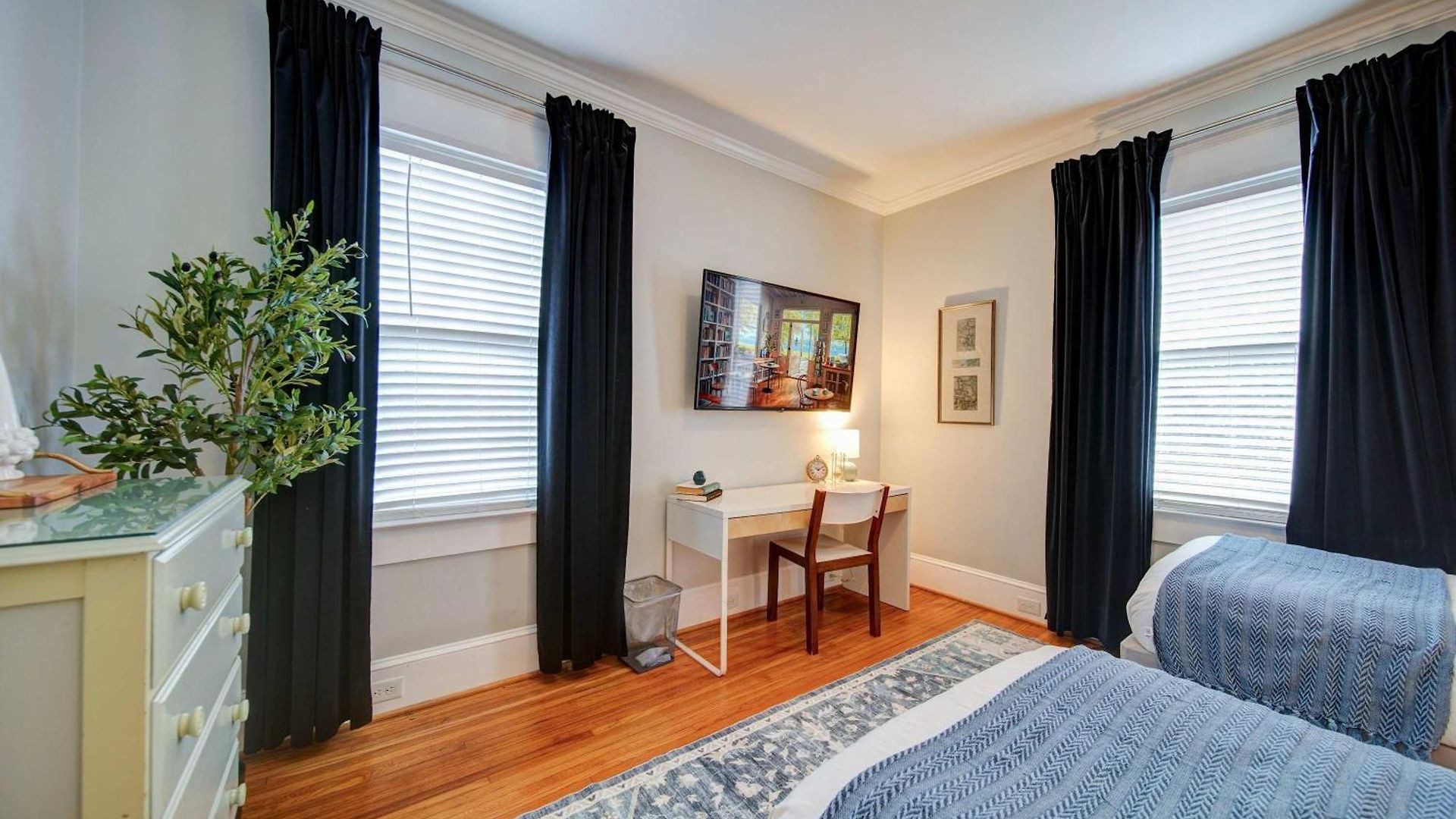 Holiday home Bright And Restful 2br Near Uptown With Balcony *