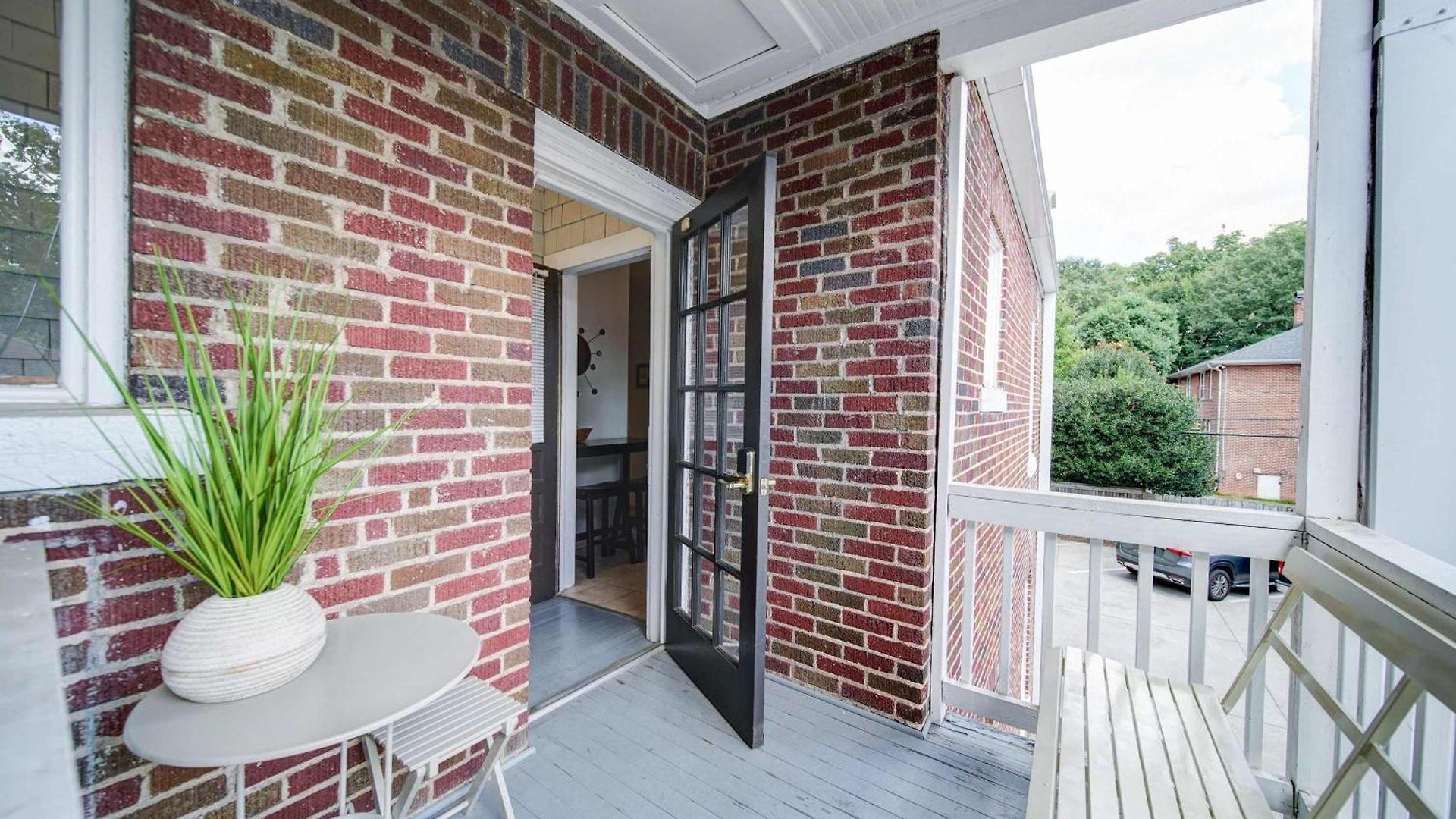 Bright And Restful 2br Near Uptown With Balcony Holiday home