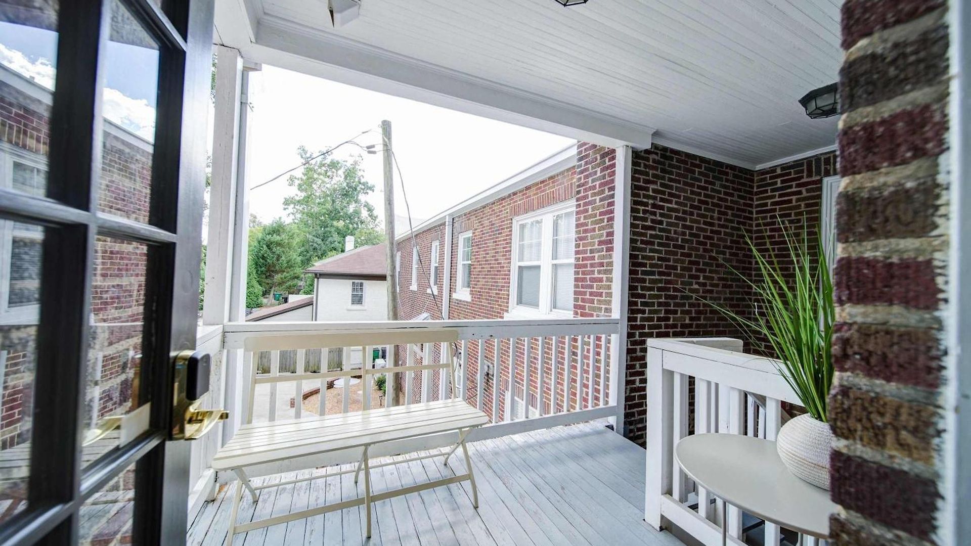 Bright And Restful 2br Near Uptown With Balcony *