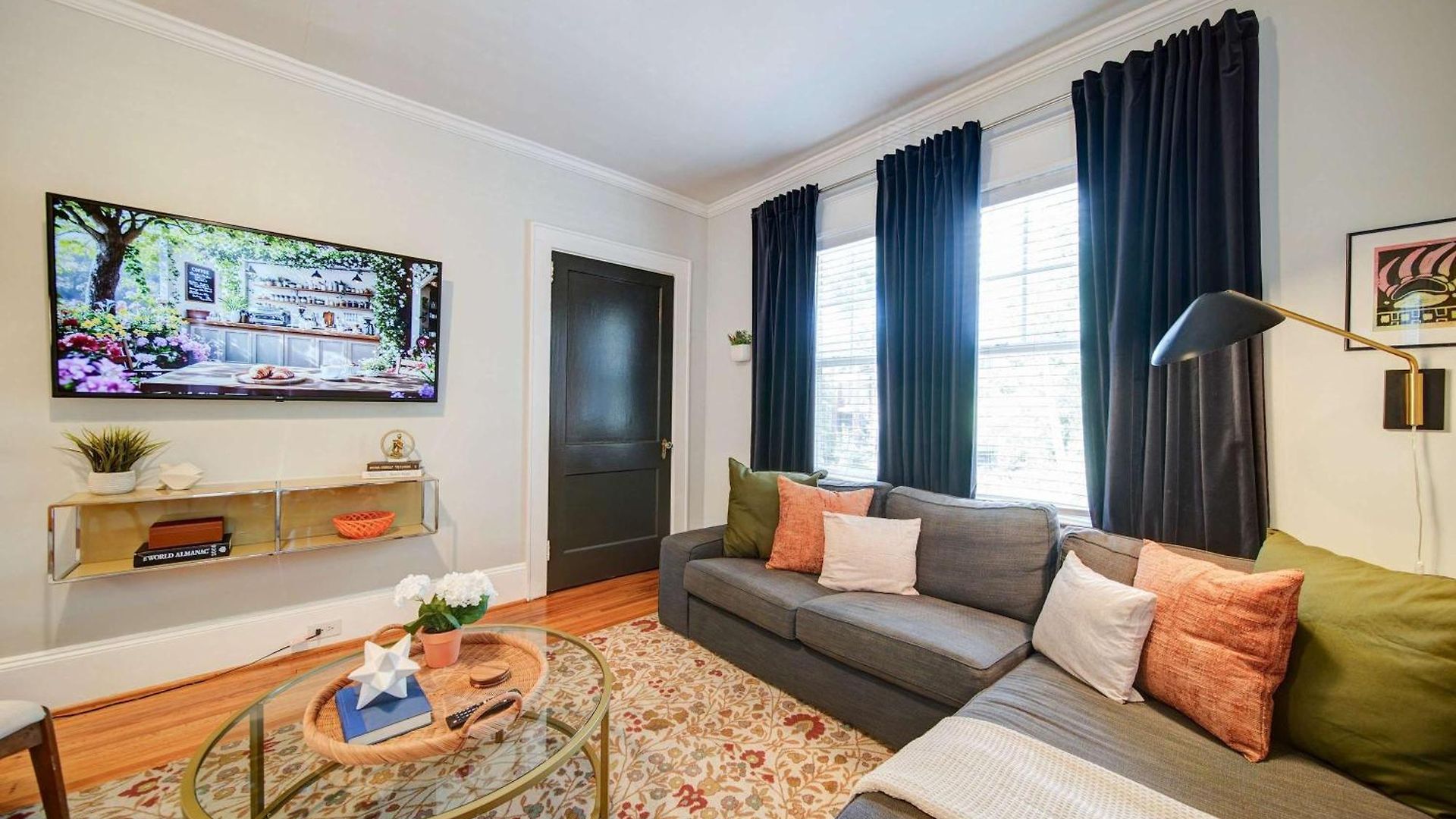 Holiday home Bright And Restful 2br Near Uptown With Balcony *