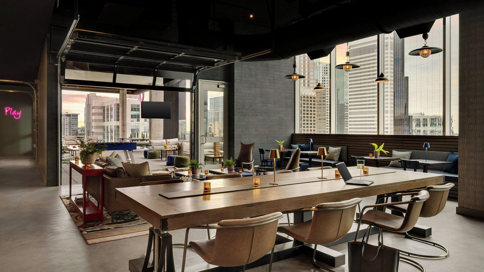 Moxy Downtown 3*