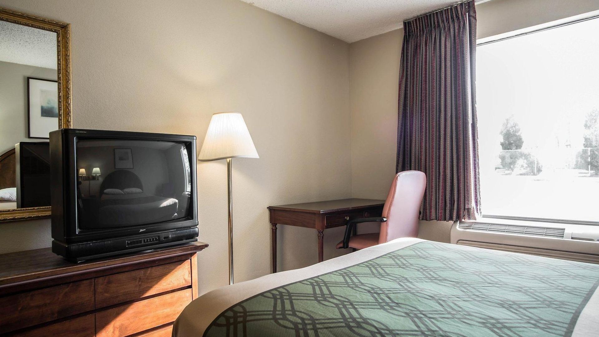 Quality Airport-near Uptown 2*