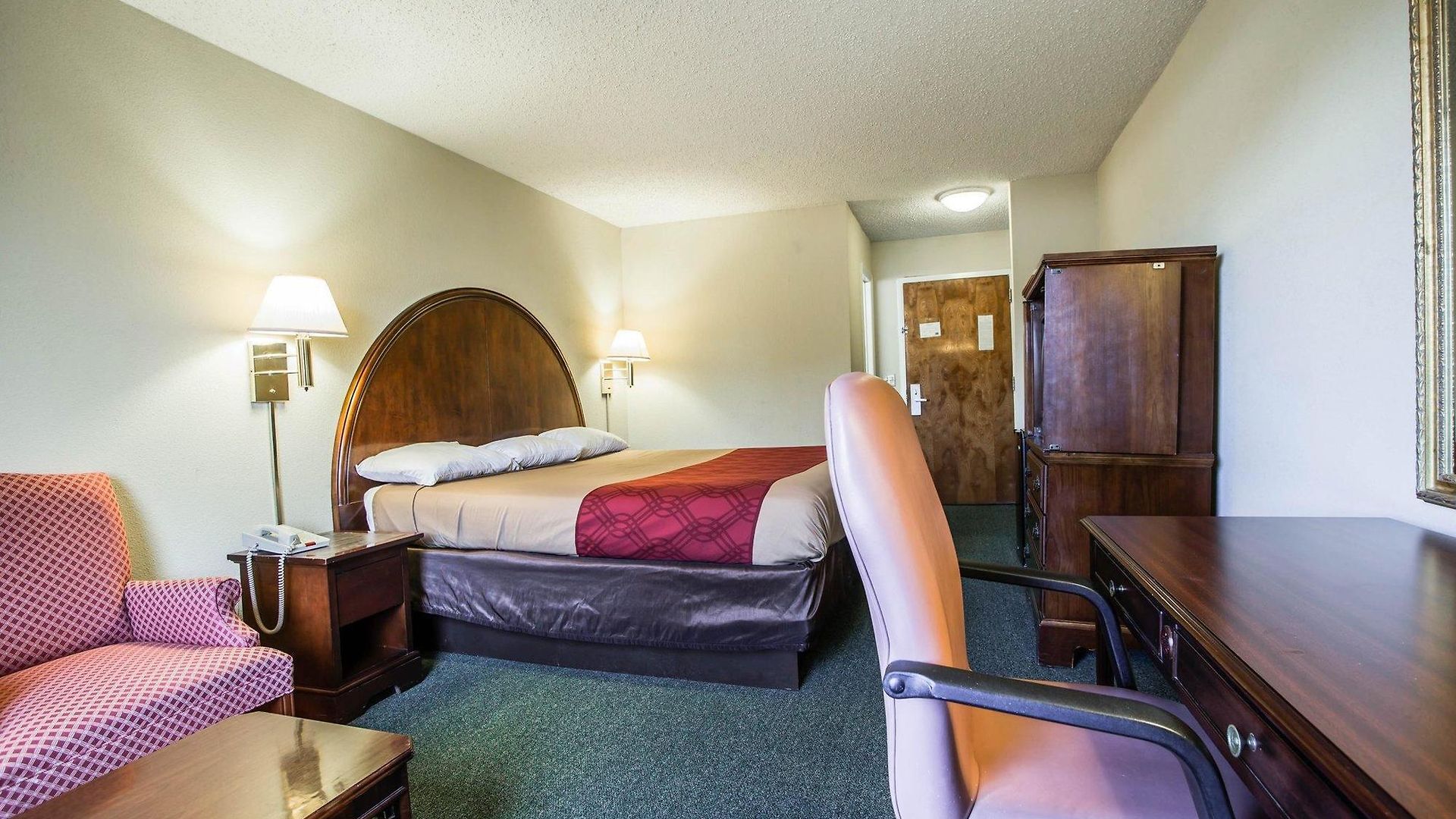 Quality Airport-near Uptown Hotel 2*