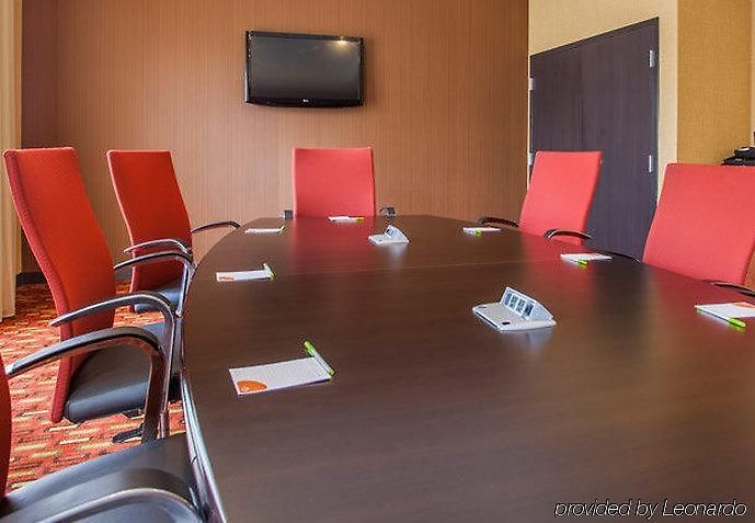 Courtyard Airport North Hotel 3*
