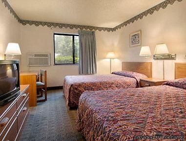 Super 8 By Wyndham Charlotte