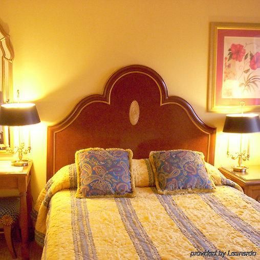 Golden By Oyo Hotel