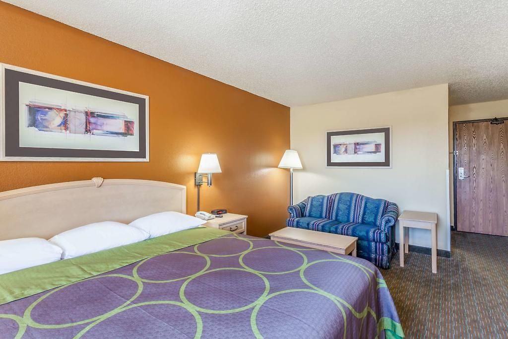 Super 8 By Wyndham Charlotte/amusement Park Area