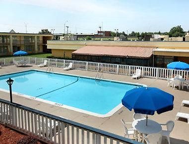 Red Roof - Airport Motel
