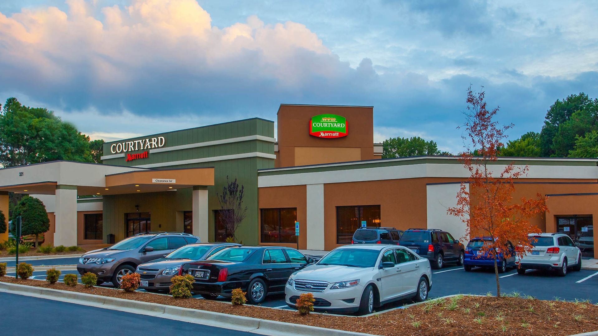 Courtyard By Marriott Airport Loso Hotel 3*