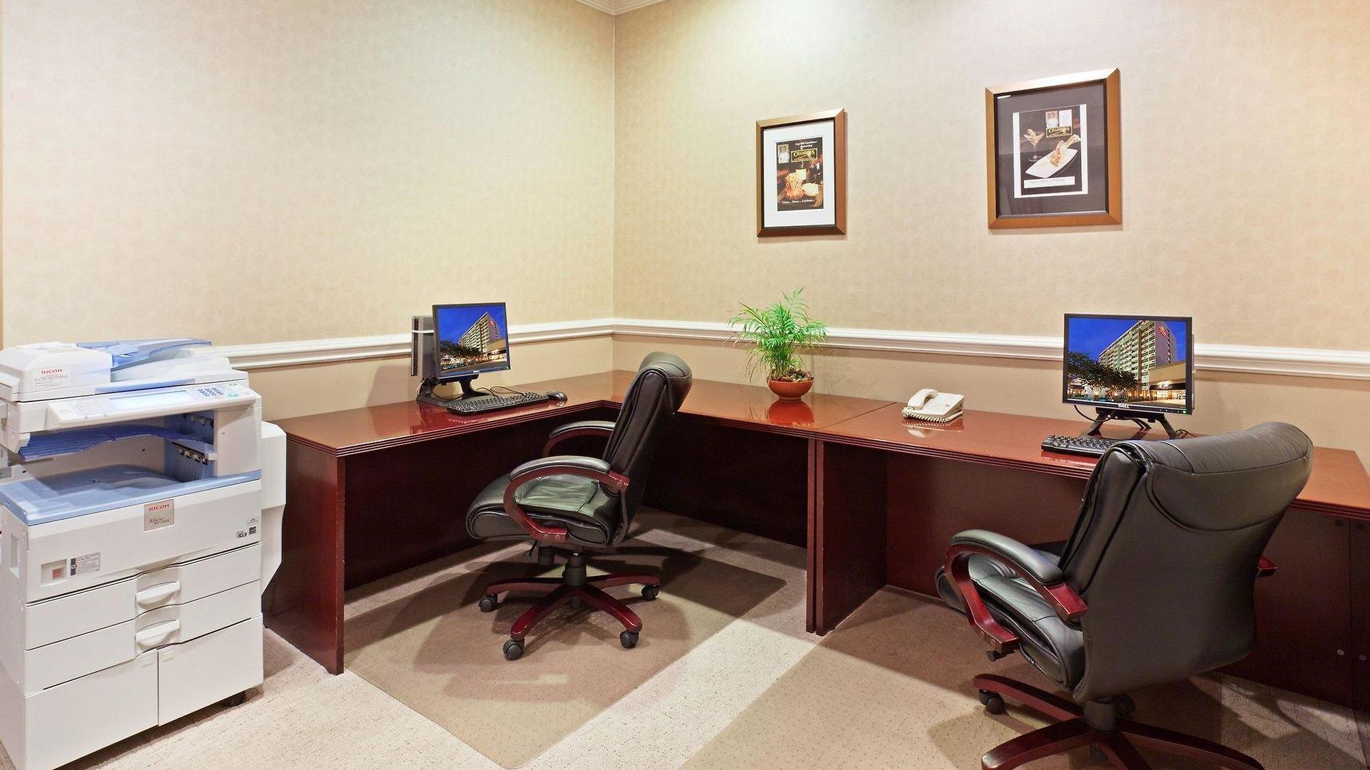 Hotel Fairfield & By Marriott Uptown 3*
